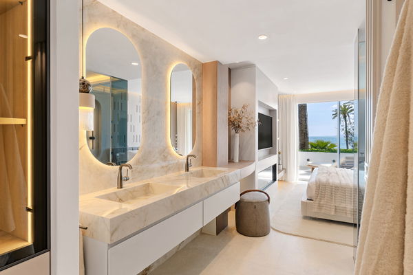 Refined beachfront living in Alcazaba Beach, Estepona