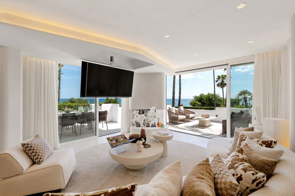 Refined beachfront living in Alcazaba Beach, Estepona