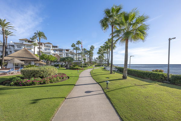 Refined beachfront living in Alcazaba Beach, Estepona