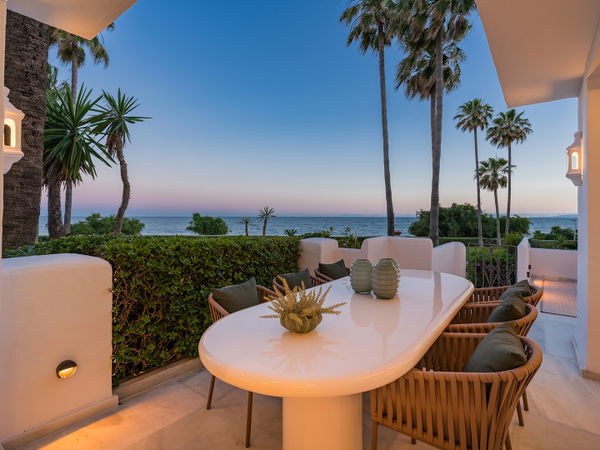 Refined beachfront living in Alcazaba Beach, Estepona