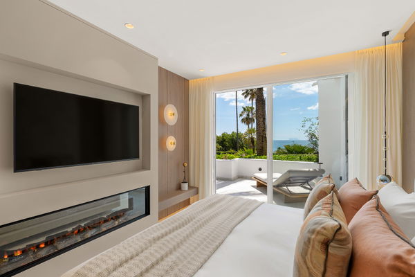Refined beachfront living in Alcazaba Beach, Estepona