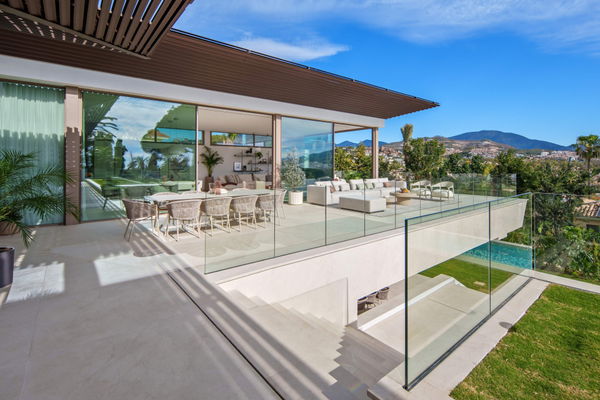 Luxury living surrounded by golf and mountain scenery in Nueva Andalucía, Marbella