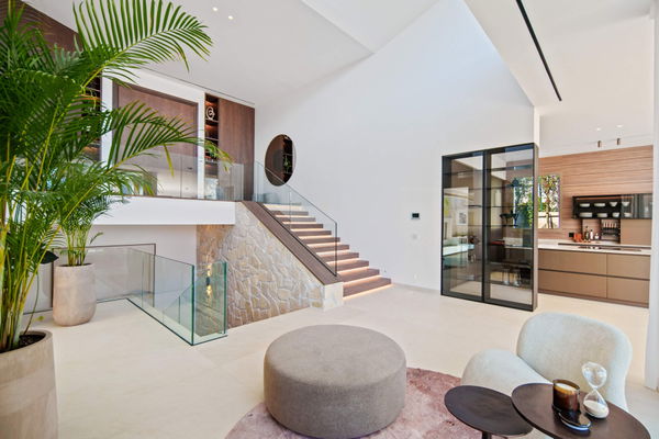 Luxury living surrounded by golf and mountain scenery in Nueva Andalucía, Marbella