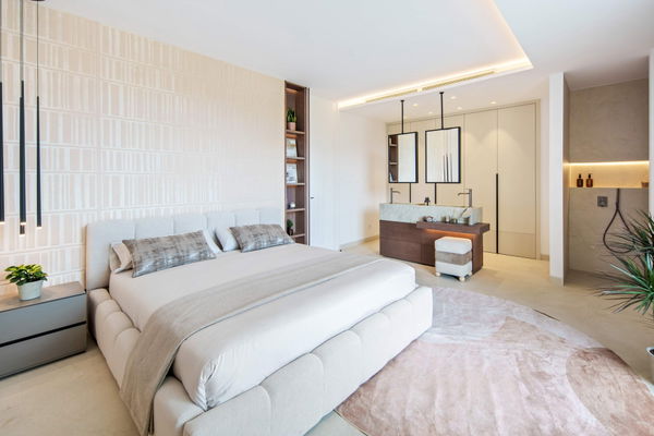 Luxury living surrounded by golf and mountain scenery in Nueva Andalucía, Marbella