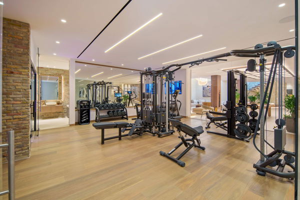 Luxury living surrounded by golf and mountain scenery in Nueva Andalucía, Marbella