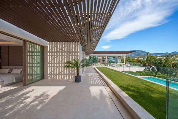 Luxury living surrounded by golf and mountain scenery in Nueva Andalucía, Marbella