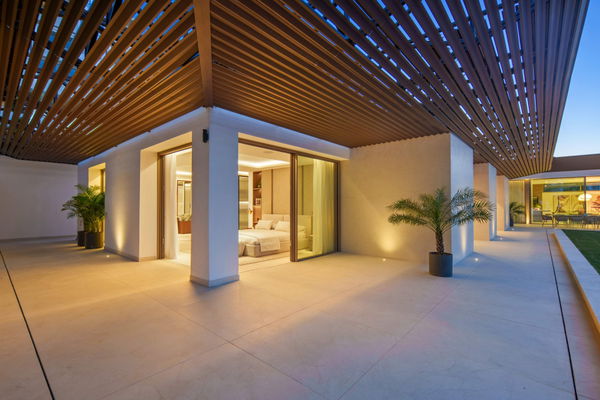 Luxury living surrounded by golf and mountain scenery in Nueva Andalucía, Marbella