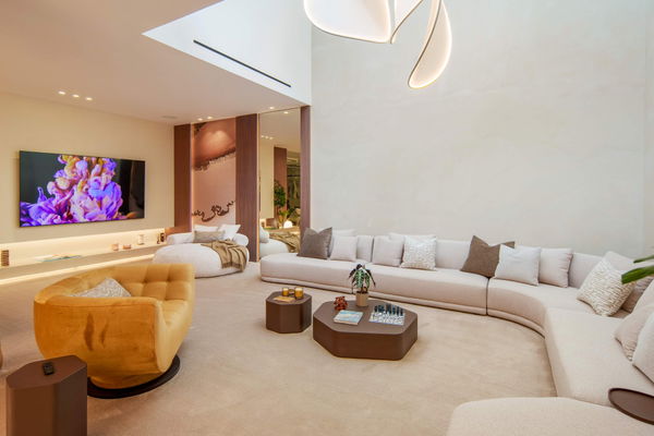 Luxury living surrounded by golf and mountain scenery in Nueva Andalucía, Marbella