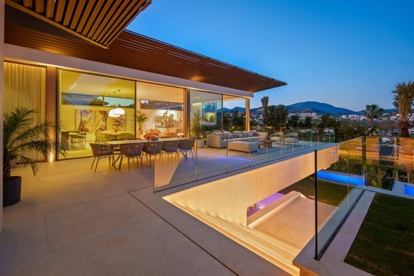 Luxury living surrounded by golf and mountain scenery in Nueva Andalucía, Marbella