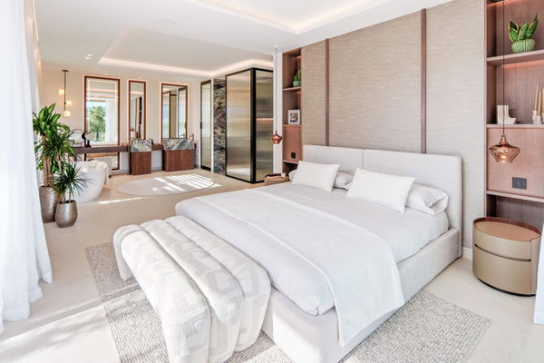 Luxury living surrounded by golf and mountain scenery in Nueva Andalucía, Marbella
