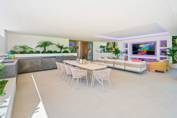 Luxury living surrounded by golf and mountain scenery in Nueva Andalucía, Marbella