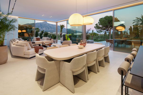 Luxury living surrounded by golf and mountain scenery in Nueva Andalucía, Marbella