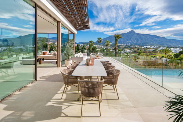 Luxury living surrounded by golf and mountain scenery in Nueva Andalucía, Marbella