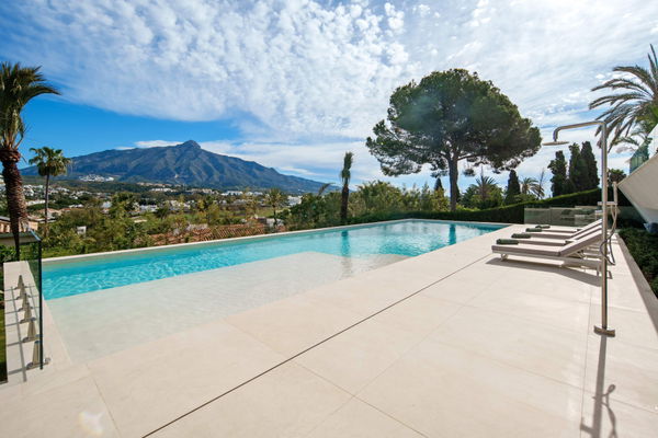 Luxury living surrounded by golf and mountain scenery in Nueva Andalucía, Marbella