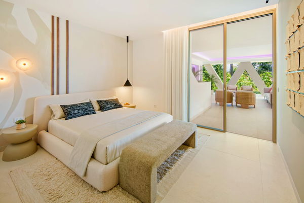 Luxury living surrounded by golf and mountain scenery in Nueva Andalucía, Marbella