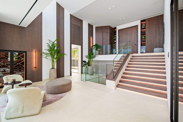 Luxury living surrounded by golf and mountain scenery in Nueva Andalucía, Marbella
