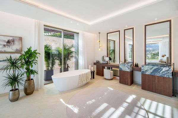 Luxury living surrounded by golf and mountain scenery in Nueva Andalucía, Marbella