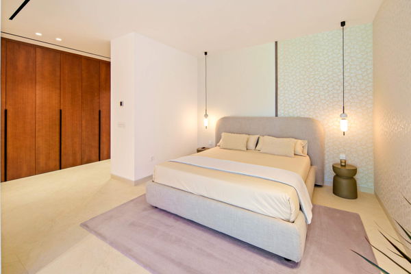 Luxury living surrounded by golf and mountain scenery in Nueva Andalucía, Marbella
