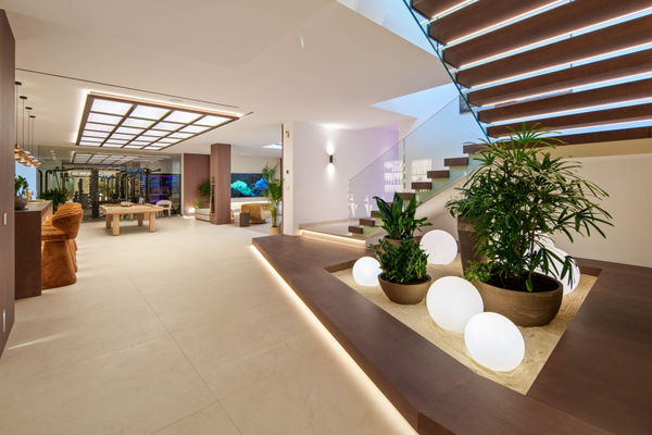 Luxury living surrounded by golf and mountain scenery in Nueva Andalucía, Marbella