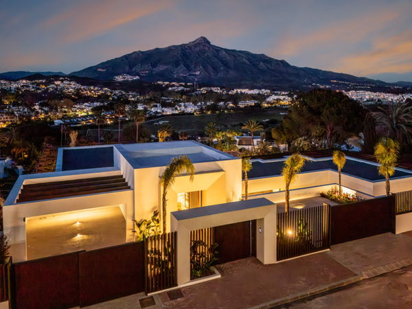 Luxury living surrounded by golf and mountain scenery in Nueva Andalucía, Marbella
