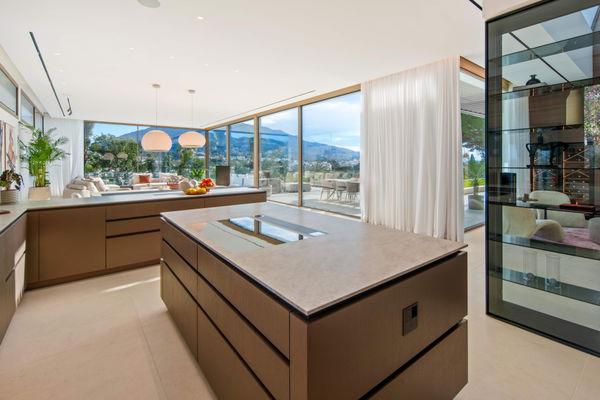 Luxury living surrounded by golf and mountain scenery in Nueva Andalucía, Marbella