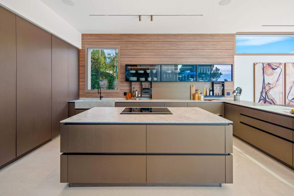 Luxury living surrounded by golf and mountain scenery in Nueva Andalucía, Marbella