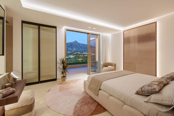 Luxury living surrounded by golf and mountain scenery in Nueva Andalucía, Marbella
