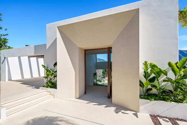 Luxury living surrounded by golf and mountain scenery in Nueva Andalucía, Marbella