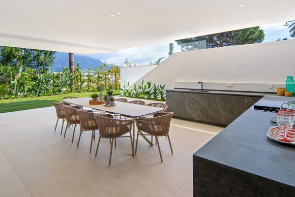 Luxury living surrounded by golf and mountain scenery in Nueva Andalucía, Marbella
