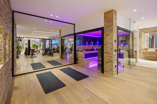 Luxury living surrounded by golf and mountain scenery in Nueva Andalucía, Marbella