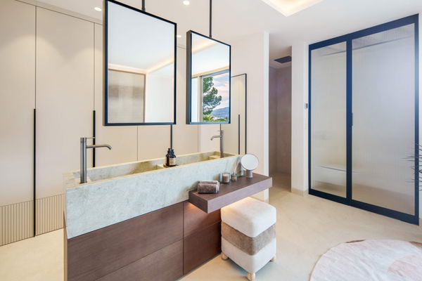 Luxury living surrounded by golf and mountain scenery in Nueva Andalucía, Marbella