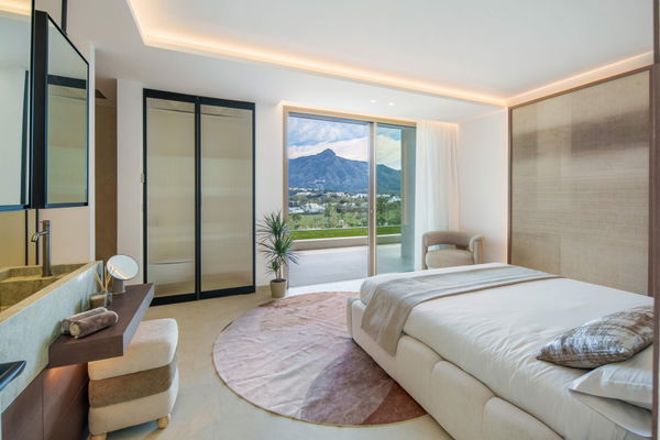 Luxury living surrounded by golf and mountain scenery in Nueva Andalucía, Marbella