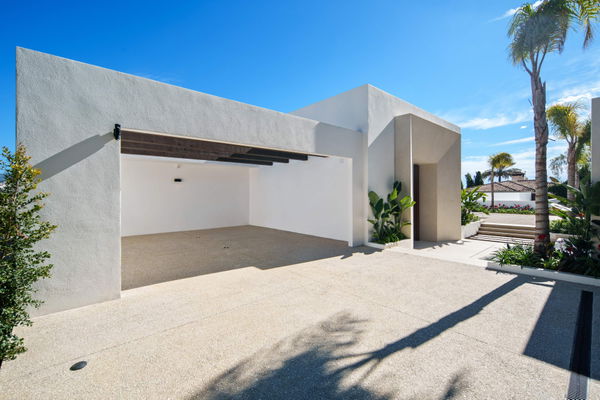 Luxury living surrounded by golf and mountain scenery in Nueva Andalucía, Marbella