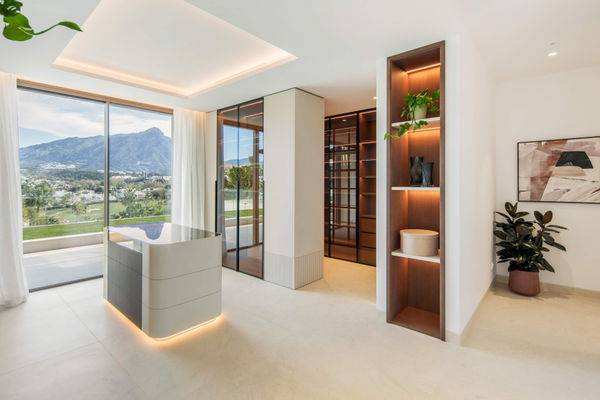 Luxury living surrounded by golf and mountain scenery in Nueva Andalucía, Marbella