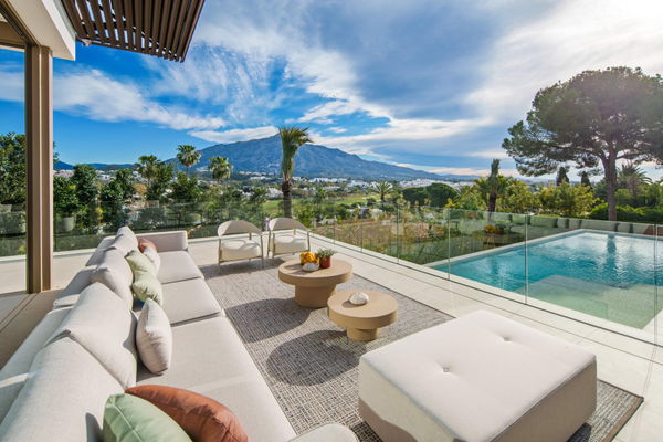 Luxury living surrounded by golf and mountain scenery in Nueva Andalucía, Marbella