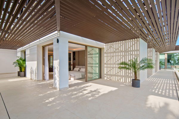 Luxury living surrounded by golf and mountain scenery in Nueva Andalucía, Marbella