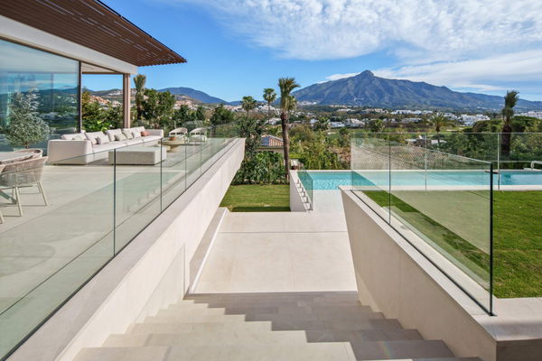 Luxury living surrounded by golf and mountain scenery in Nueva Andalucía, Marbella