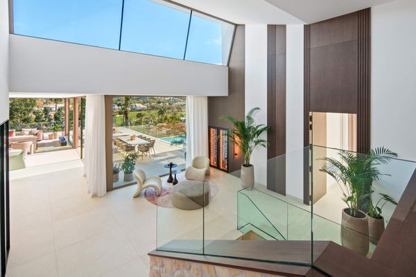 Luxury living surrounded by golf and mountain scenery in Nueva Andalucía, Marbella