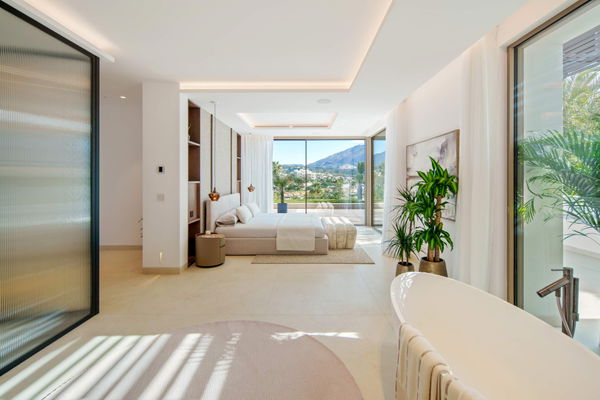 Luxury living surrounded by golf and mountain scenery in Nueva Andalucía, Marbella
