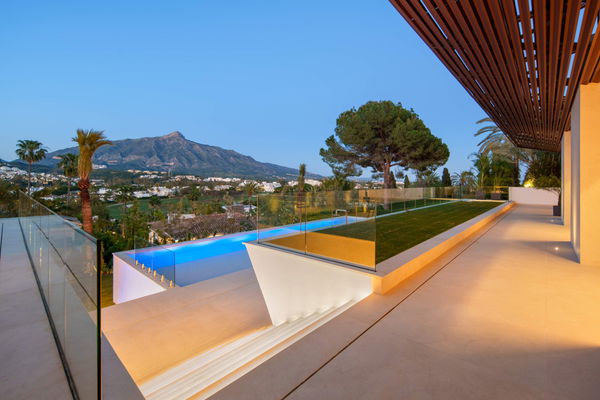 Luxury living surrounded by golf and mountain scenery in Nueva Andalucía, Marbella