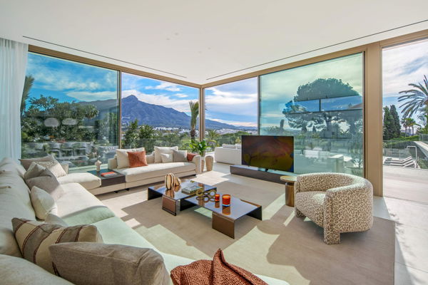 Luxury living surrounded by golf and mountain scenery in Nueva Andalucía, Marbella