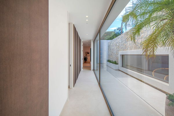 Luxury living surrounded by golf and mountain scenery in Nueva Andalucía, Marbella