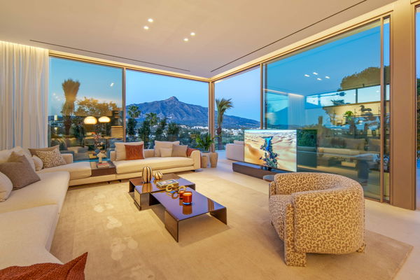 Luxury living surrounded by golf and mountain scenery in Nueva Andalucía, Marbella