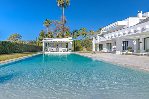 Contemporary luxury villa with expansive plot and refined Mediterranean living in Guadalmina Baja, Marbella