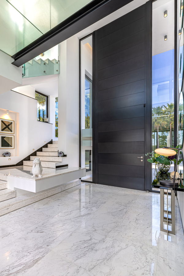 Contemporary luxury villa with expansive plot and refined Mediterranean living in Guadalmina Baja, Marbella