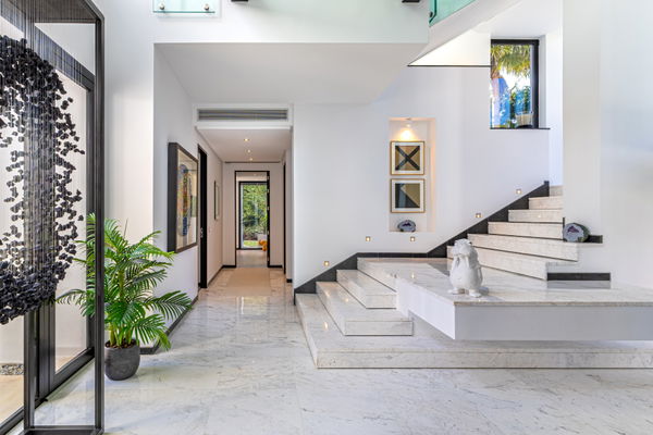 Contemporary luxury villa with expansive plot and refined Mediterranean living in Guadalmina Baja, Marbella