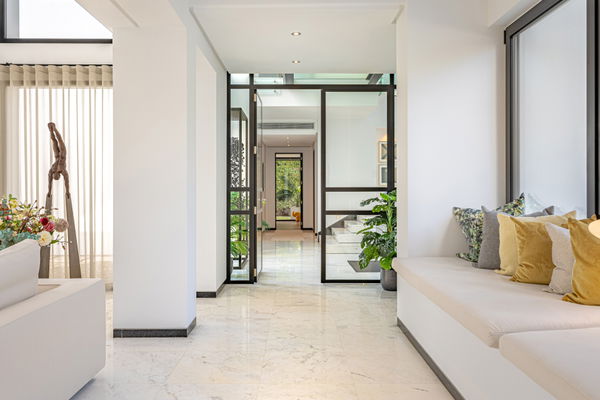 Contemporary luxury villa with expansive plot and refined Mediterranean living in Guadalmina Baja, Marbella