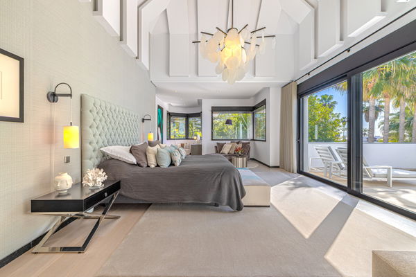 Contemporary luxury villa with expansive plot and refined Mediterranean living in Guadalmina Baja, Marbella