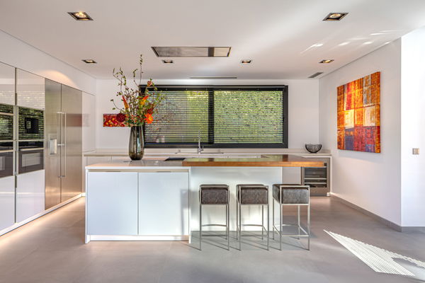 Contemporary luxury villa with expansive plot and refined Mediterranean living in Guadalmina Baja, Marbella