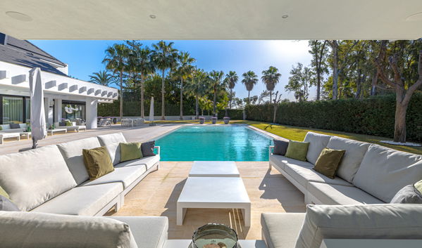 Contemporary luxury villa with expansive plot and refined Mediterranean living in Guadalmina Baja, Marbella